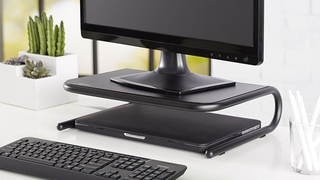 Soporte metálico AmazonBasics para el monitor | $15 | Amazon